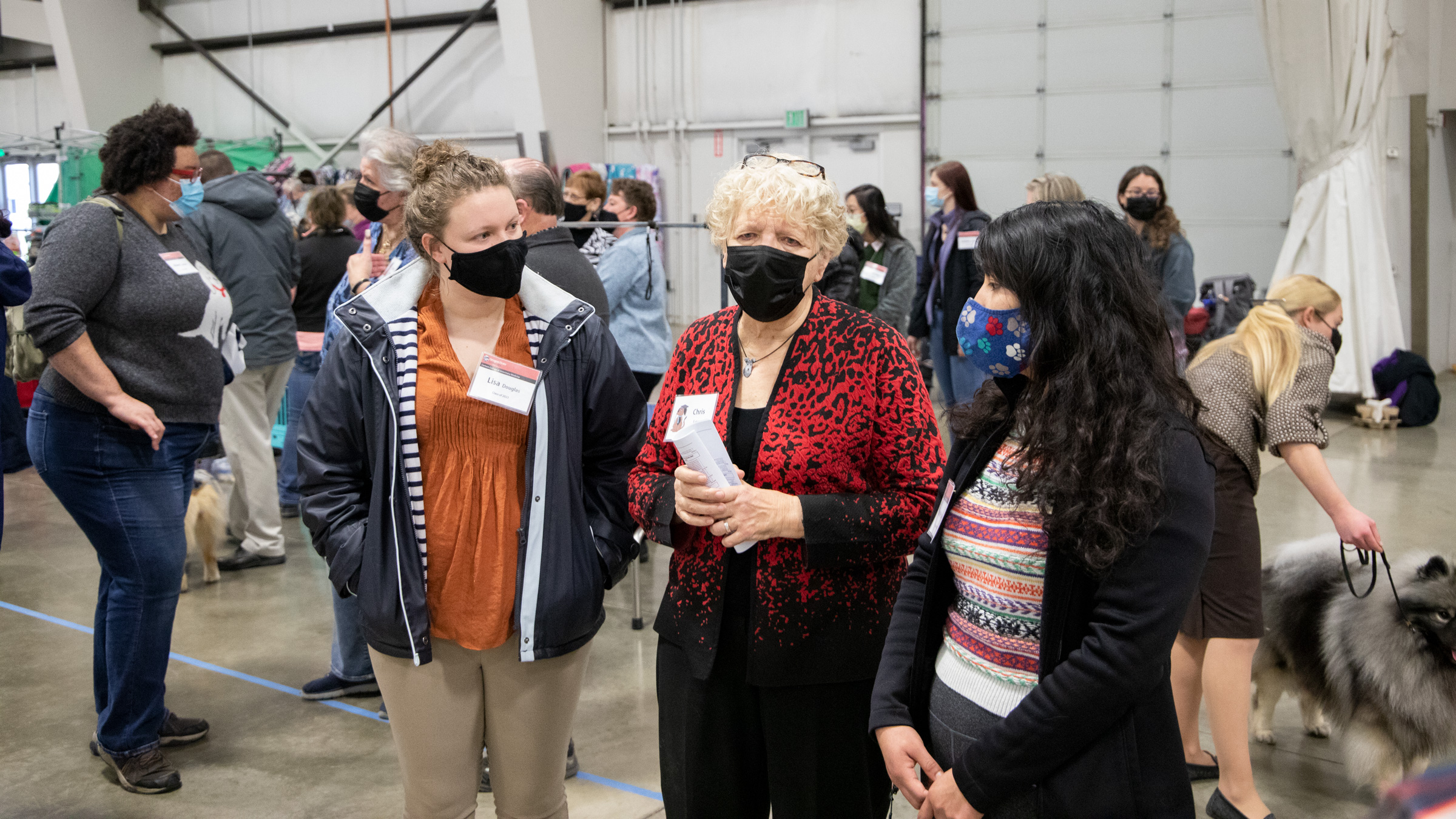 Chris Levy discusses AKC judging standards with veterinary students Lisa Douglas (left) and Dianne Quiroz (right). 