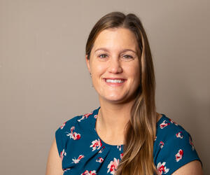 Portrait of smiling woman. 